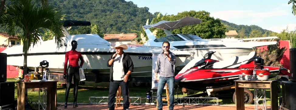 Joy e Daniel em show ao ar livre no litoral